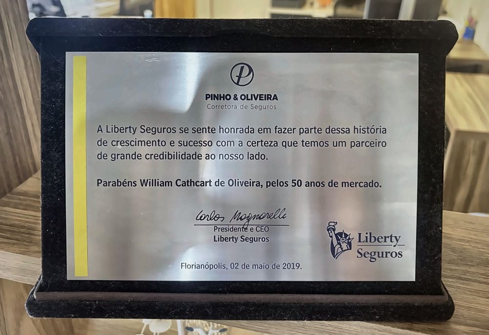 Placa de homenagem da Liberty Seguros a William Cathcart de Oliveira pelos 50 anos de mercado, 2019